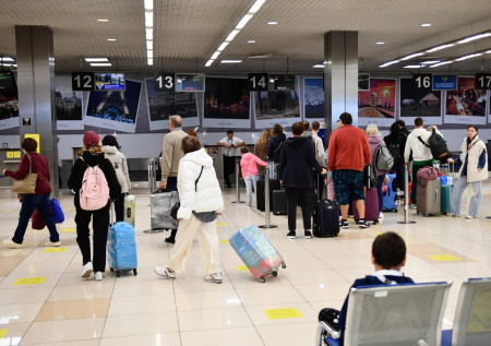 Блогера с маленькой дочерью задержали в аэропорту из-за новых правил