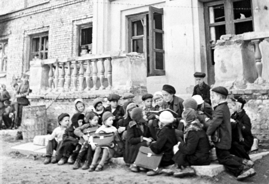 Урок на крыльце разрушенной немецкими обстрелами школы, Ленинград, 1943 год