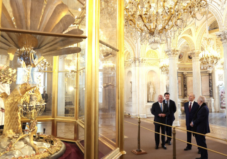 Знаменитые часы «запели» в неурочное время для Путина и монарха в Эрмитаже