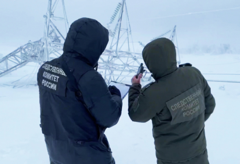 Сотрудники СК РФ у обрушенной опоры линии электропередачи (ЛЭП), Мурманская область