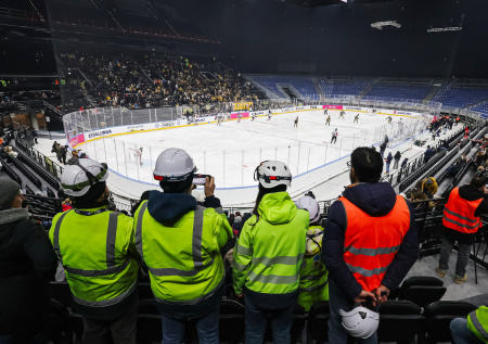 Узкий каток, раздевалки на колесах: хоккейная арена для ОИ еще не готова