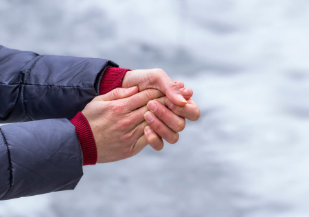 Травматолог предостерег от растирания обмороженных участков тела