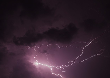 Более 70 человек пострадали в результате удара молнии