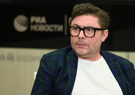 Известный российский телеведущий четыре часа пролежал на полу