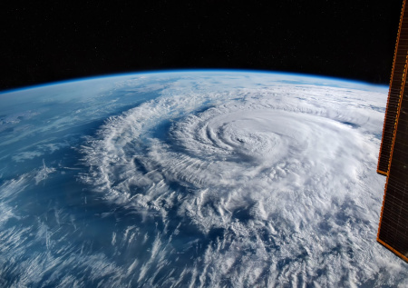 Появились кадры снежного циклона над Москвой из космоса