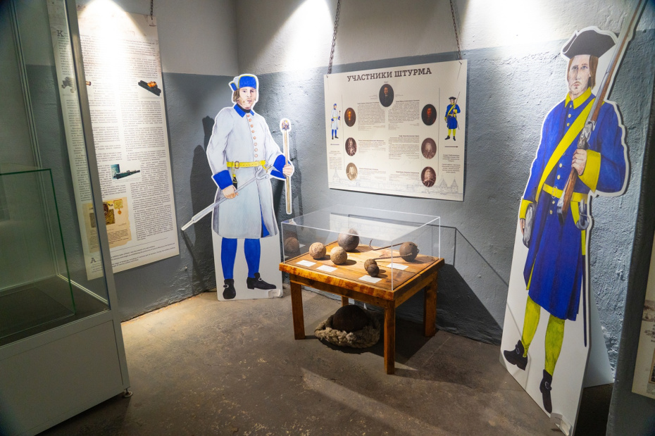 Музейная экспозиция, демонстрирующая картонные фигуры исторических военных деятелей