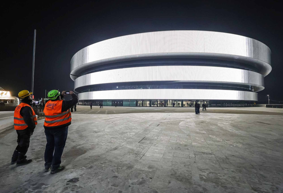 Строители возле хоккейной арены «Санта-Джулия», Милан