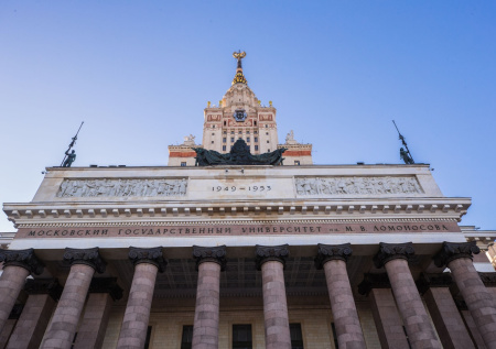 Шпиль главного здания МГУ покрылся ледяной коркой