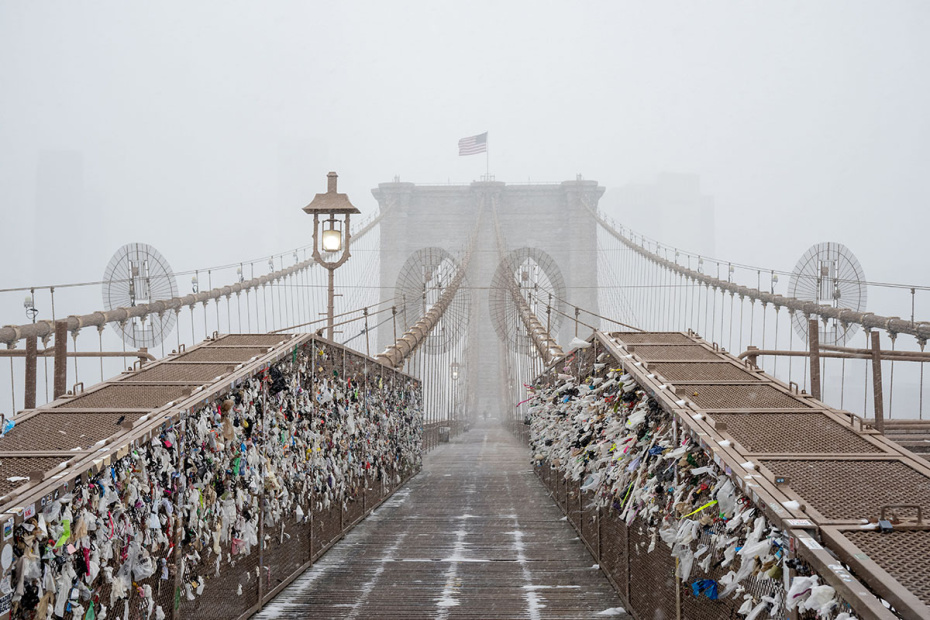 Нью-Йорк, Соединенные Штаты Америки. Вид на Бруклинский мост во время сильной снежной бури