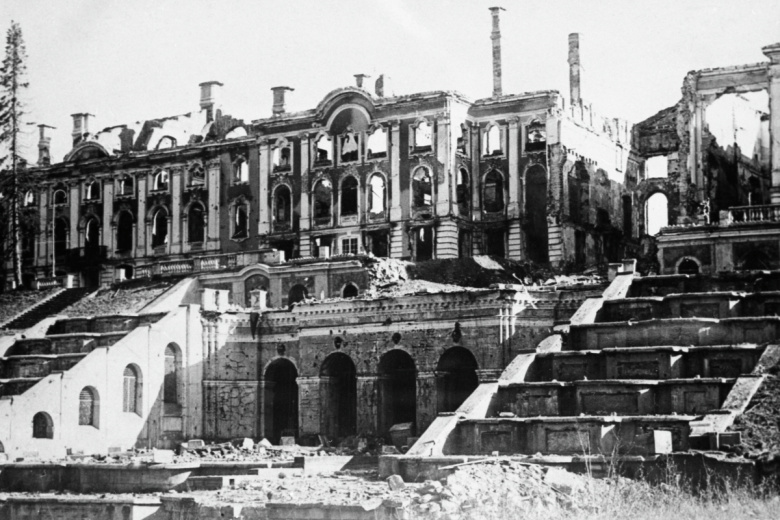 Великая Отечественная война 1941–1945 годов. Петродворец (сейчас Петергоф), освобожденный от немецко-фашистских оккупантов. Январь 1944 года. Руины Большого дворца и Большого фонтанного каскада