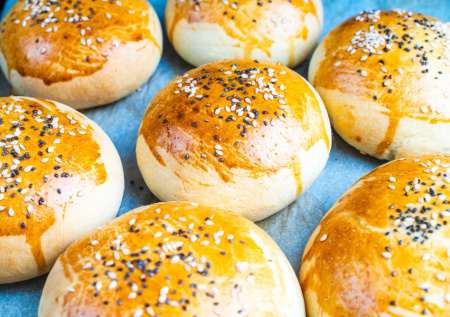 Пышки на кефире — объедение без лишних хлопот: сытно, быстро и почти без масла