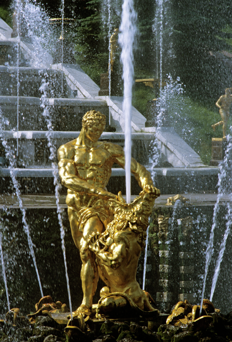 Фонтан «Самсон». Установлен в 1735 году. Во время Великой Отечественной войны статуя Самсона была украдена. Восстановленный ансамбль открыт 14 сентября 1947 года. Дворцово-парковый ансамбль (XVIII–XIX века). Петродворец