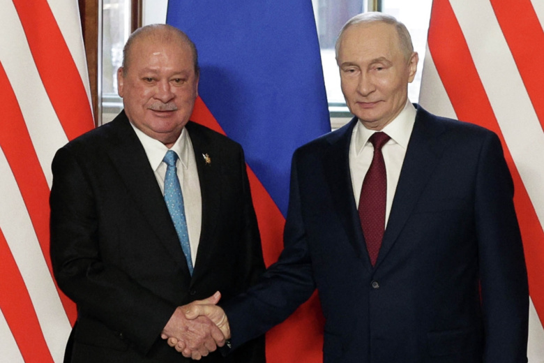 Президент РФ Владимир Путин и верховный правитель Малайзии Султан Ибрагим