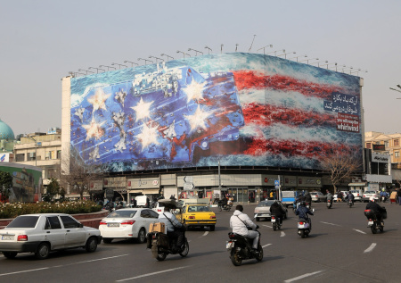 Появилось фото, как Иран «размазал» авианосец США по стене в Тегеране