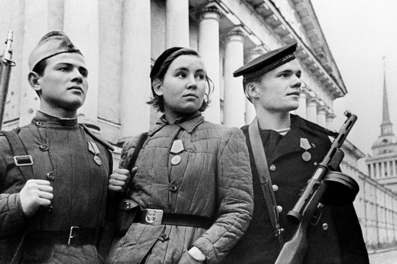 Советские бойцы, награжденные медалями «За оборону Ленинграда» (слева направо): комсорг одного из подразделений Николай Ботников, комсомолка Нина Говорухина, моряк-подводник КБФ Василий Иванов, 1943 год