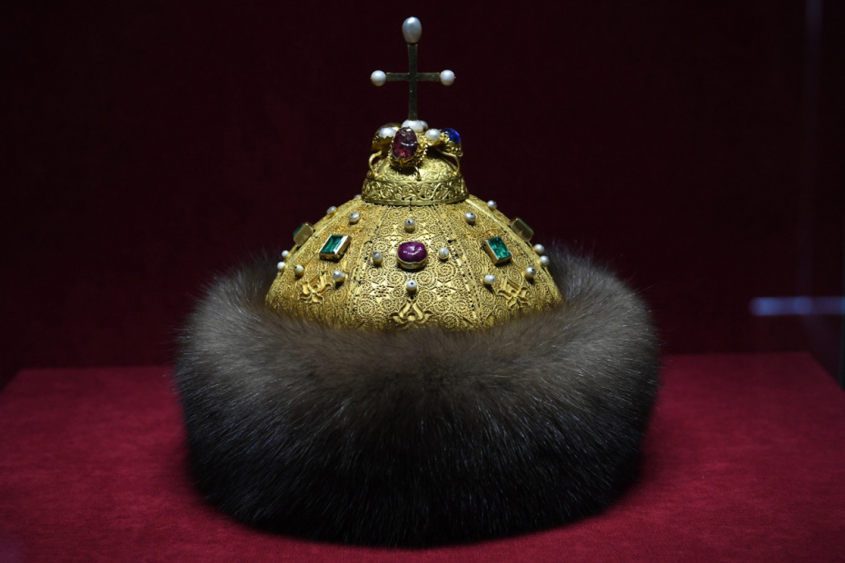 Шапка Мономаха, представленная в экспозиции на выставке в музее Московского Кремля