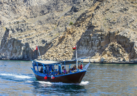 Лодка с 25 туристами перевернулась у берегов Омана