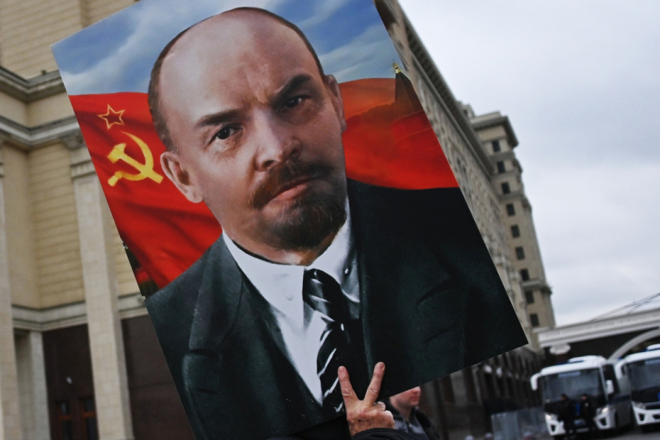 Участник с портретом В. И. Ленина на церемонии возложения цветов к Мавзолею В. И. Ленина на Красной площади