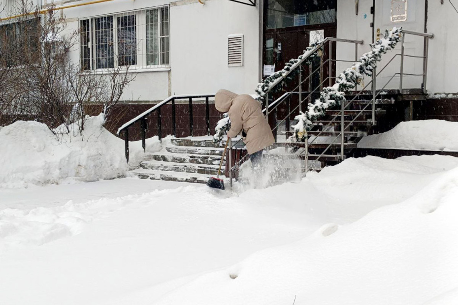 Последствия снегопада в Москве. По словам синоптиков, более трети месячной нормы осадков выпадет в Москве 27 января