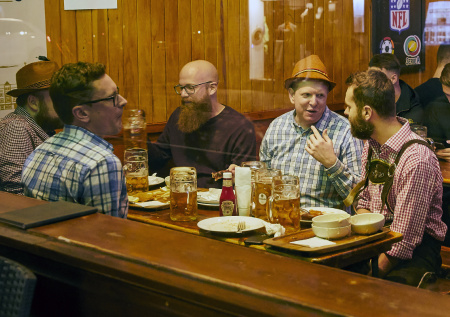 Мат, самогон, самиздат: британцам советуют спасаться от бед опытом СССР