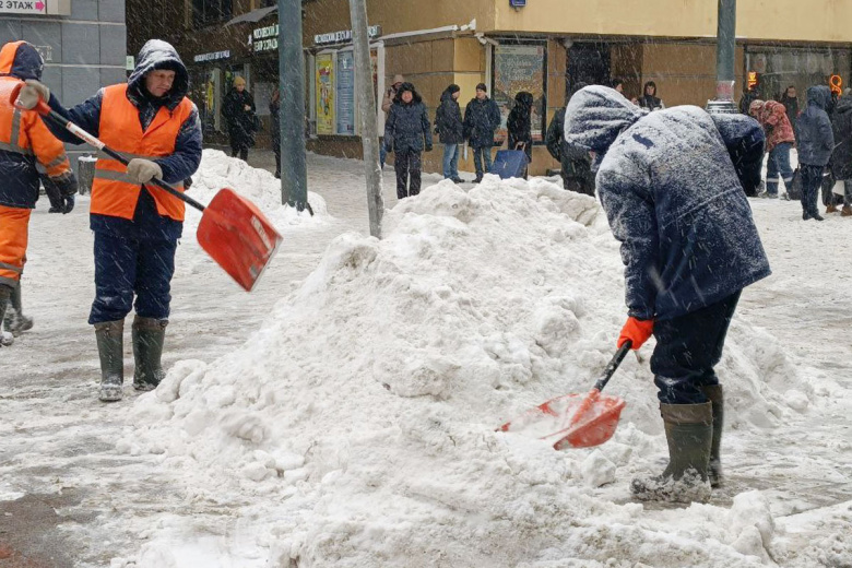 Последствия снегопада в Москве. По словам синоптиков, более трети месячной нормы осадков выпадет в Москве 27 января