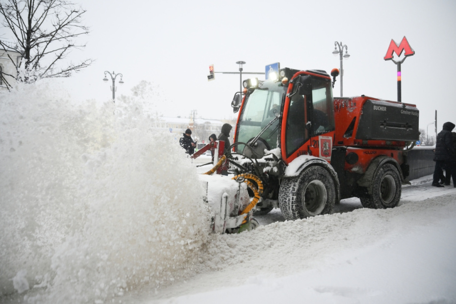Расчистка тротуара во время снегопада в Москве. По словам синоптиков, более трети месячной нормы осадков выпадет в Москве 27 января