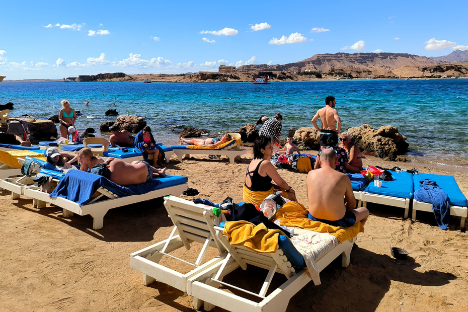 Туристы на пляже в Египте