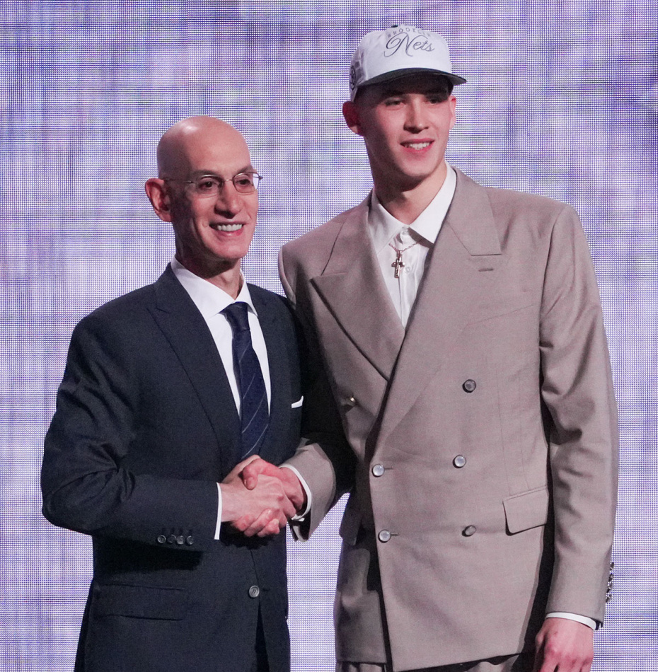 Егор Демин (справа) позирует для фотографии с комиссаром НБА Адамом Сильвером после того, как был выбран восьмым номером командой «Бруклин Нетс»