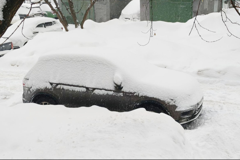 Последствия снегопада в Москве. По словам синоптиков, более трети месячной нормы осадков выпадет в Москве 27 января