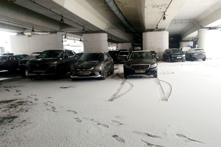 Последствия снегопада в Москве. По словам синоптиков, более трети месячной нормы осадков выпадет в Москве 27 января