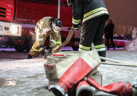 Здание загорелось на территории ВДНХ в Москве