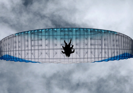 Парапланерист рухнул среди офисов модного бренда