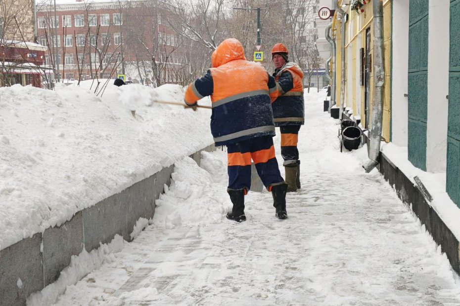 Последствия снегопада в Москве. По словам синоптиков, более трети месячной нормы осадков выпадет в Москве 27 января