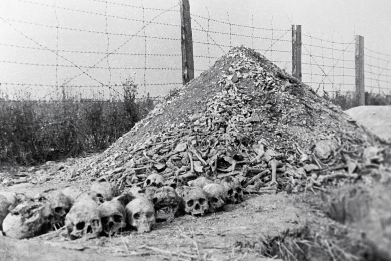 Территория нацистского концентрационного лагеря Майданек после освобождения бойцами 1-ого Белорусского фронта Красной армии. Гора из человеческих костей и пепла расстрелянных и сожженных заключенных лагеря смерти