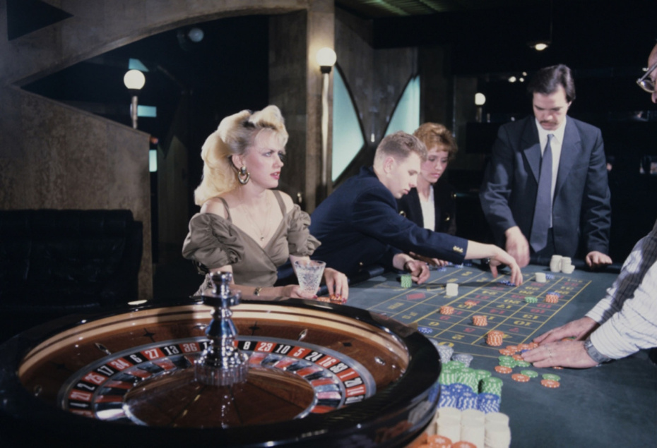 В игровом зале «Дамского клуба» в Нижнем Новгороде, 1993 г.