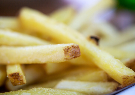 В Англии один из пляжей завалило картошкой фри