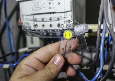 Россиянам напомнили о важности установки пломбы на счетчики