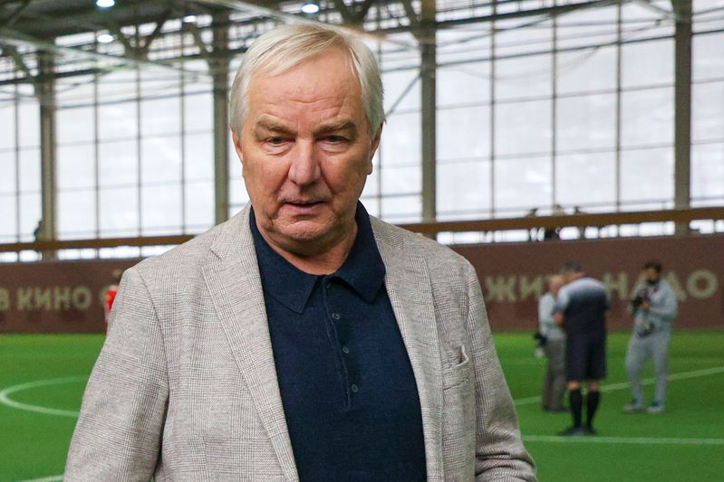 Футболист, тренер Борис Игнатьев перед началом футбольного матча