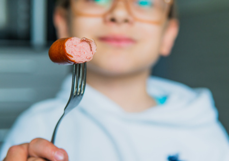 Гипнотерапевт помог одержимому сосисками в тесте ребенку