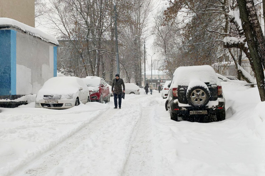 Последствия снегопада в Москве. По словам синоптиков, более трети месячной нормы осадков выпадет в Москве 27 января