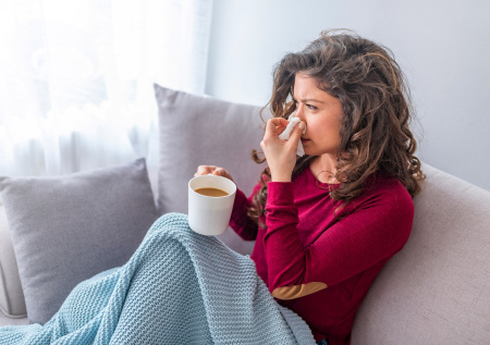 Россиянам рассказали, как правильно чихать