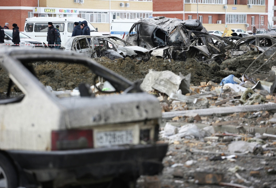 Последствия атаки беспилотников ВСУ в ауле Новая Адыгея в Тахтамукайском районе. В результате атаки загорелся многоквартирный жилой дом, огонь распространился на парковку. По последним данным, пострадали 13 человек, девять из них госпитализированы