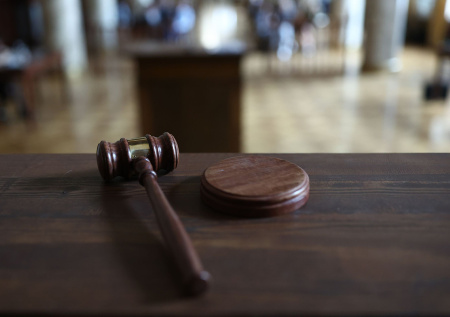 Судья выгнала стендап-комика с заседания по громкому делу