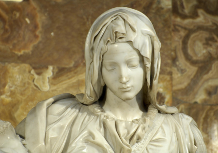 Толпы людей наводнили деревню, где детям явилась Богородица