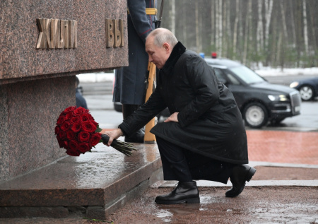 Путин возложил цветы к памятнику «Рубежный камень» на Невском пятачке