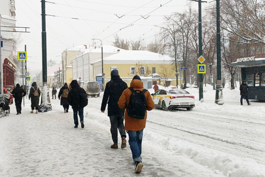 Последствия снегопада в Москве. По словам синоптиков, более трети месячной нормы осадков выпадет в Москве 27 января