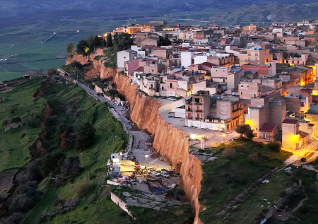 «Ситуация критичная»: десятки домов повисли на краю обрыва из-за оползня