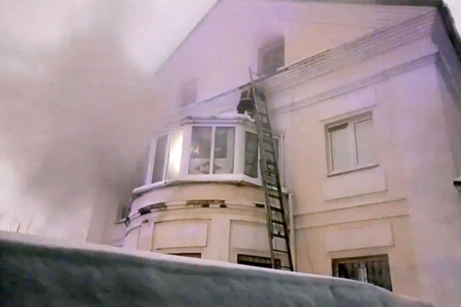 Сотрудники МЧС РФ скорой тушат пожар в трехэтажном жилом здании хостела в Балашихе Московской области
