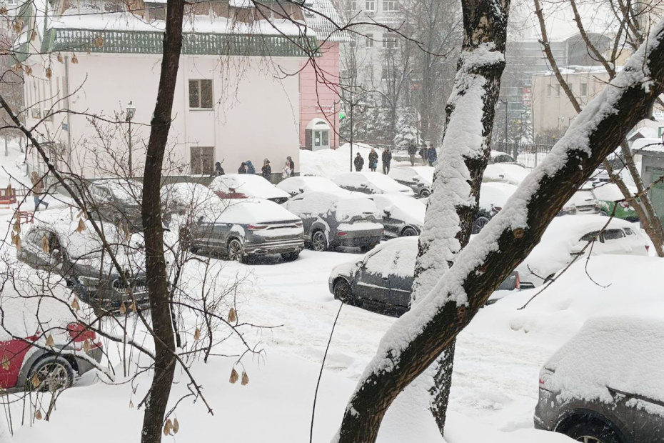 Последствия снегопада в Москве. По словам синоптиков, более трети месячной нормы осадков выпадет в Москве 27 января