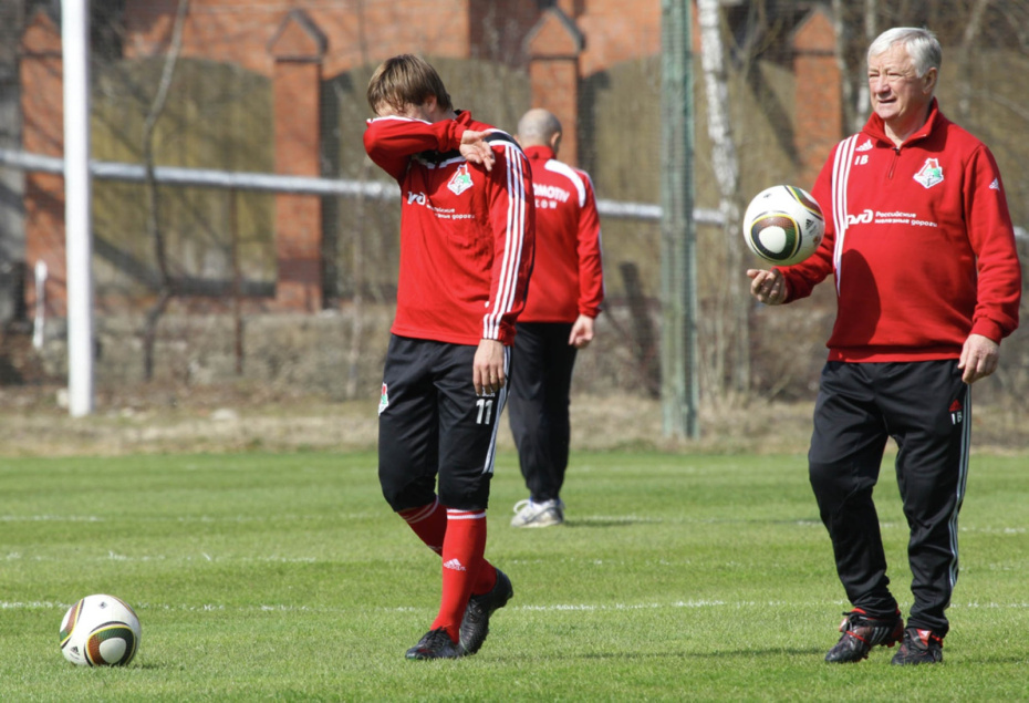 Нападающий Дмитрий Сычев (слева) и тренер Борис Игнатьев (справа) на тренировке, прошедшей на учебно-тренировочной базе ФК «Локомотив» в поселке Баковка, 2010 г.